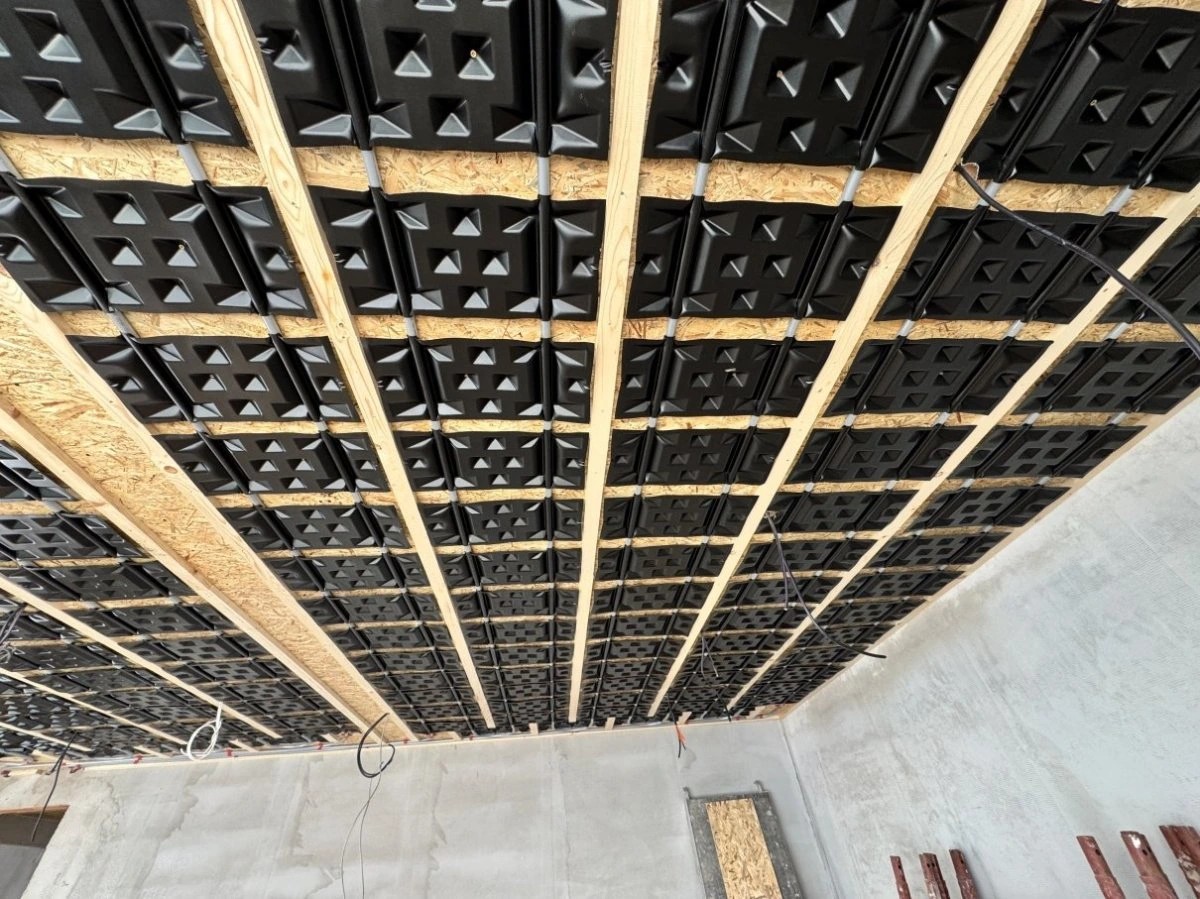 1760352915_71_3305_img1_b.jpg (303 KB)